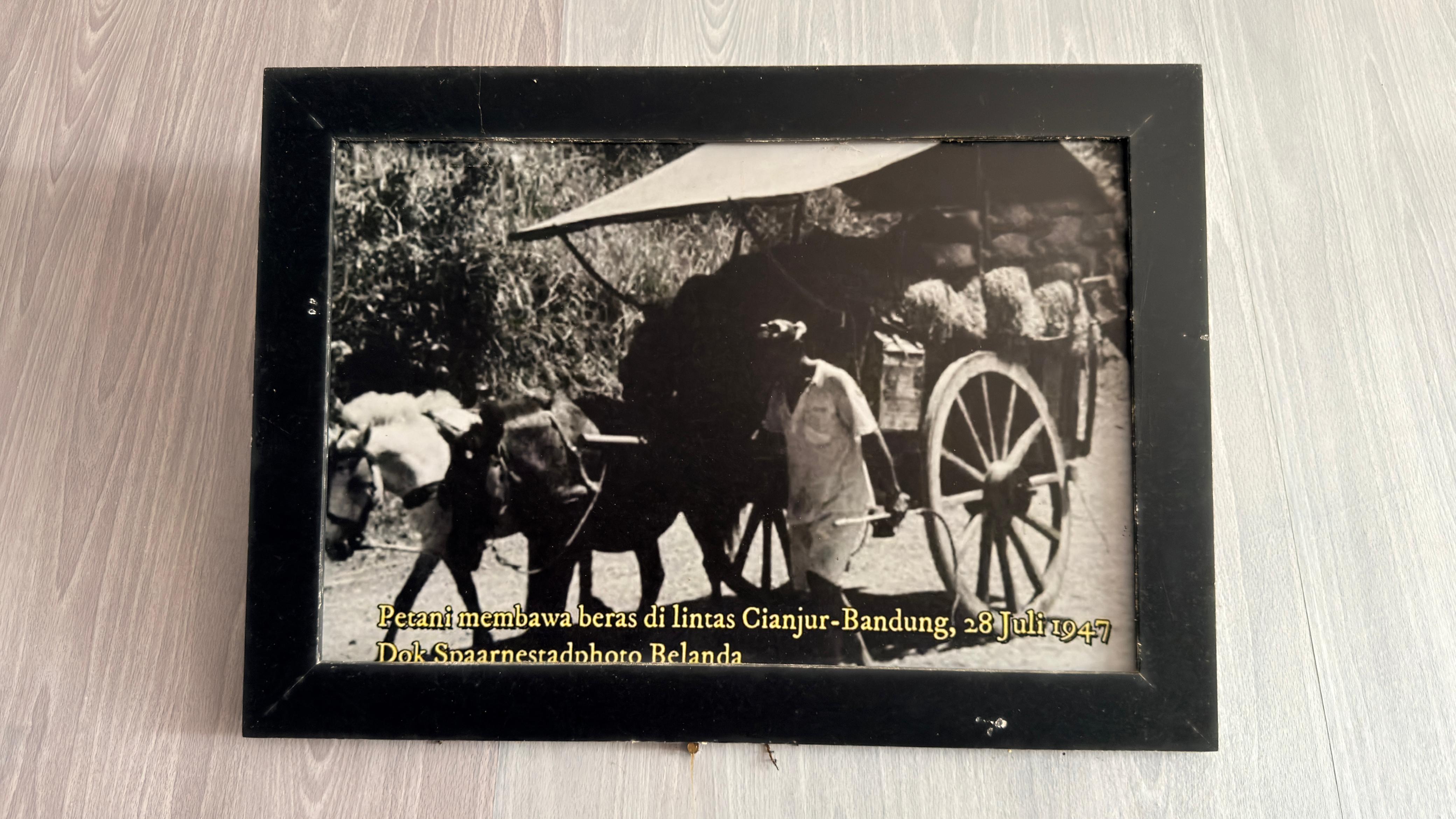 Petani membawa beras di lintas Cianjur-Bandung, 28 Juli 1947 Dok Spaarnestadphoto Belanda